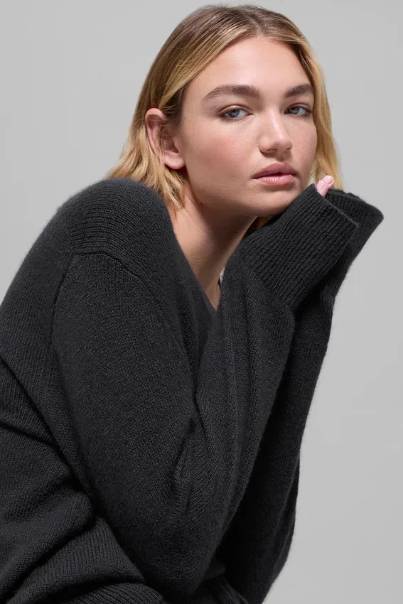 New Class oversized strikkegenser i ull og kashmir med V-hals – svart