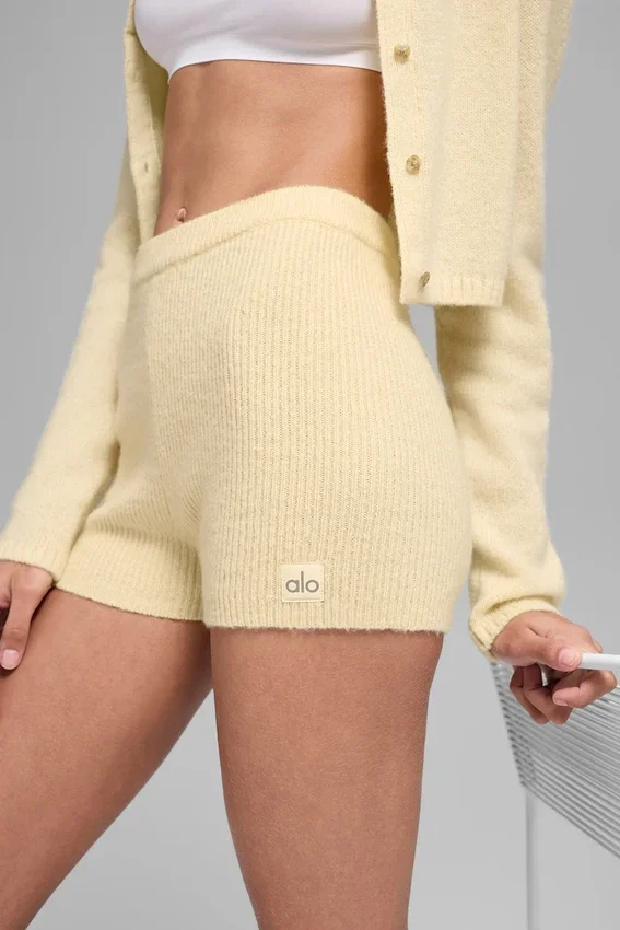 Noble Shorts i ull og kashmir med ribbestrikk – Candlelight Yellow