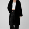 Oversized trenchcoat i imitert pels – svart