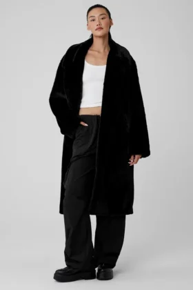 Oversized trenchcoat i imitert pels – svart