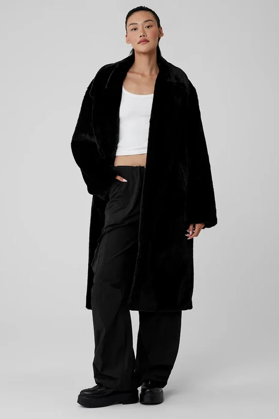 Oversized trenchcoat i imitert pels – svart
