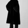 Oversized trenchcoat i imitert pels – svart