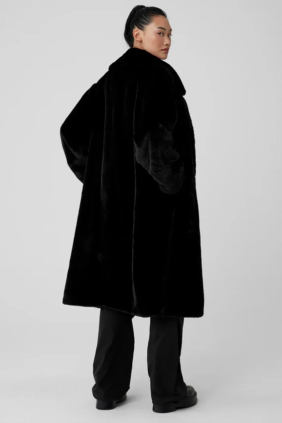 Oversized trenchcoat i imitert pels – svart