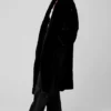 Oversized trenchcoat i imitert pels – svart