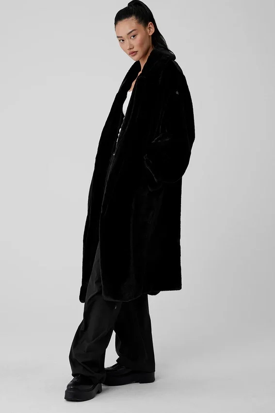Oversized trenchcoat i imitert pels – svart