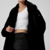 Oversized trenchcoat i imitert pels – svart