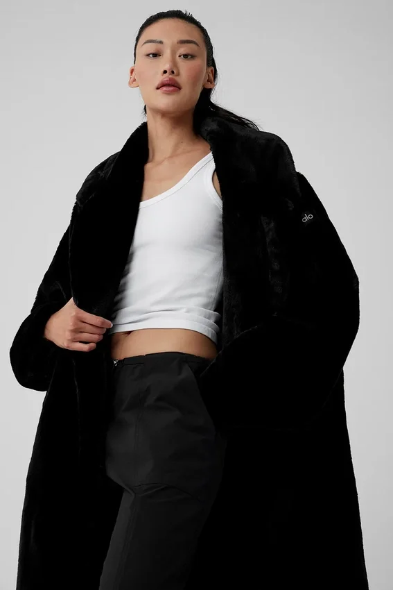 Oversized trenchcoat i imitert pels – svart