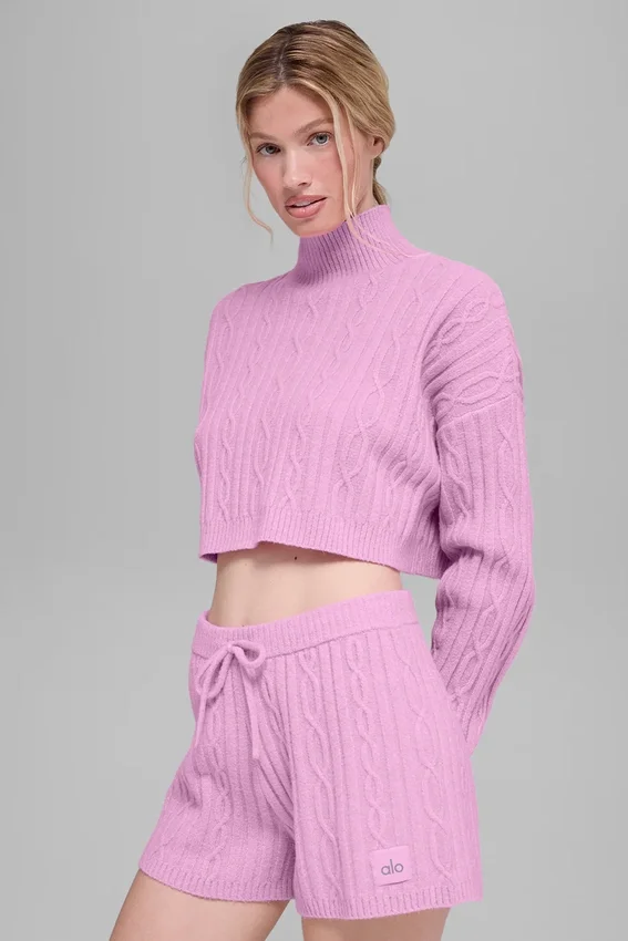 Kort Winter Bliss-halskrage med langermet strikk i kabelmønster – Candy Heart P