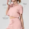 Polo-T-skjorte i myk kashmir med vaffelstrikk – rosa kvarts