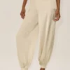 Radiance-bukser i silke-blanding med High-Waist-design – Sandy Beige