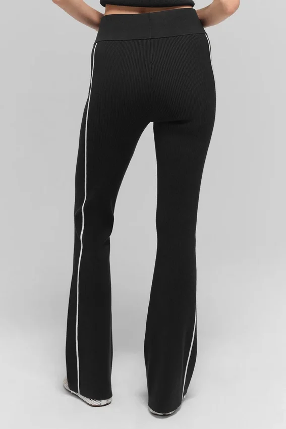 Ribbestrikket Highline Flare-buks – svart/hvit
