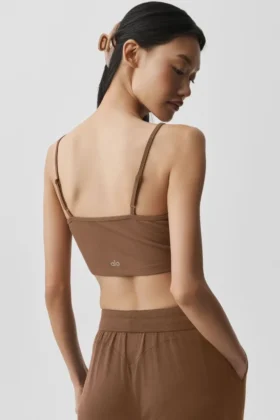 Ribbet, delikat lounge-singleter – solkysset brun