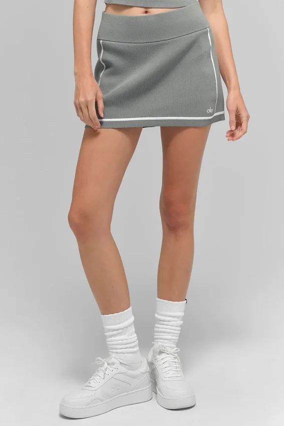 Ribbet strikkegenser med Highline-miniskjørt – Lunar Grey/White