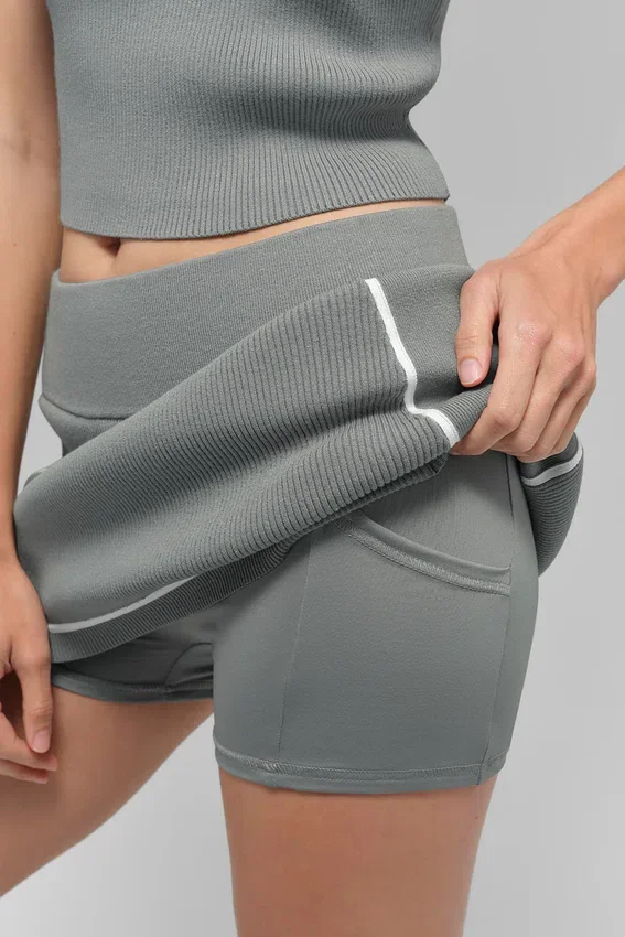 Ribbet strikkegenser med Highline-miniskjørt – Lunar Grey/White