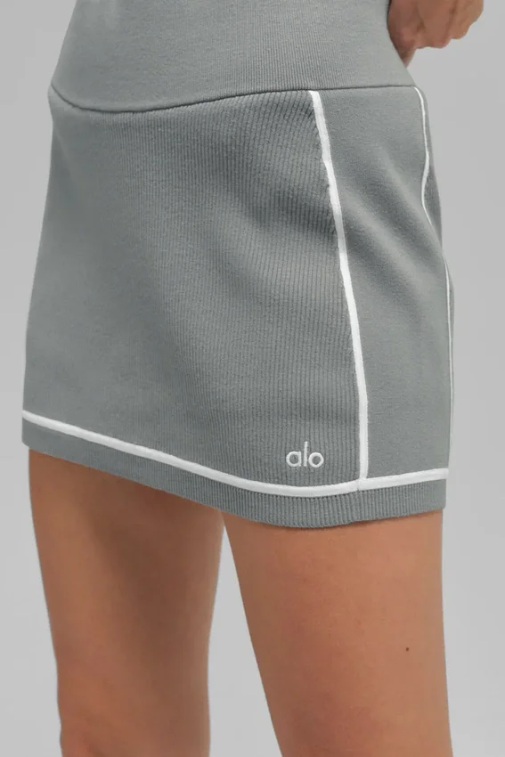 Ribbet strikkegenser med Highline-miniskjørt – Lunar Grey/White
