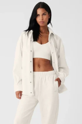 Ribbet velour «Mountain Side Shacket» – elfenben
