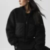 Satin-cap til fritiden – svart