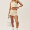 Silke- og kashmirshorts med middels høy midje – Heatwave – Sandy Beige