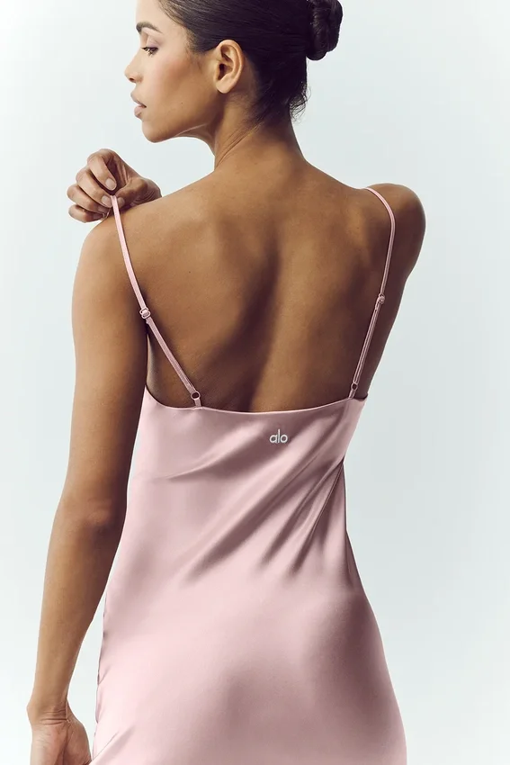 Silke-slipkjole i lysende farger – rosa champagne