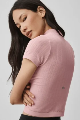Sømløs kortærmet topp med høy hals i pointelle – Vintage Pink