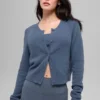 Snuggle up Strikkegensere kort cardigan – Bluestone