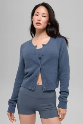 Snuggle up Strikkegensere kort cardigan – Bluestone