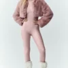 Stilig kort jakke i imitert pels – rosa champagne
