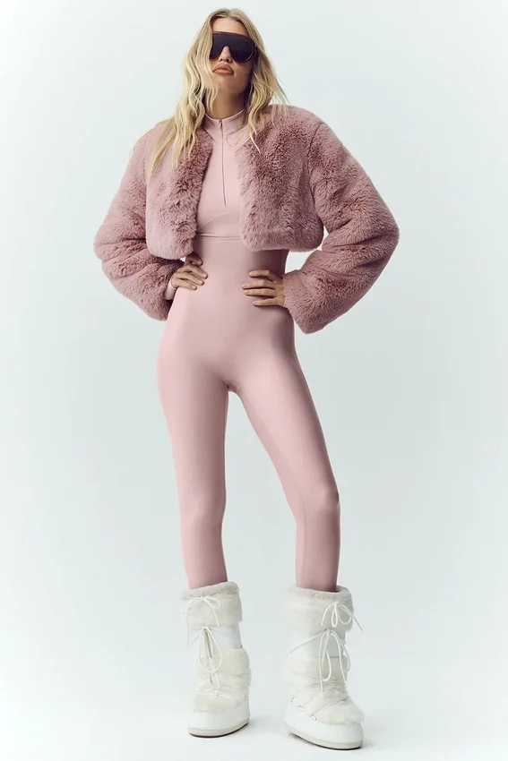 Stilig kort jakke i imitert pels – rosa champagne