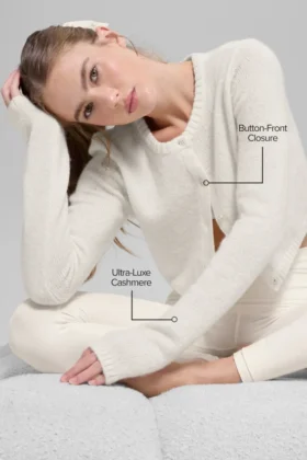 Ull- og kashmir-cardigan i New Class-serien – kort modell – elfenben