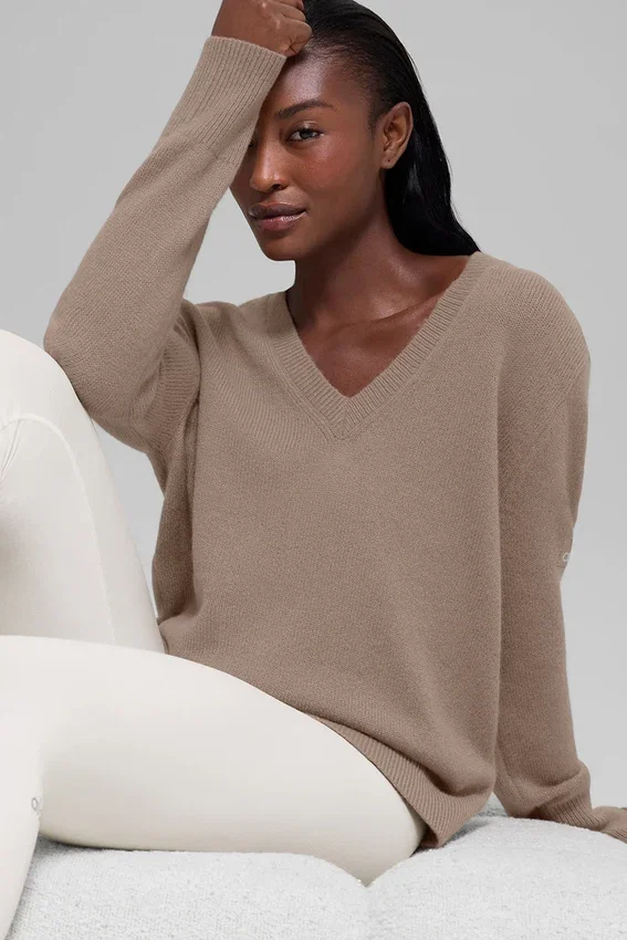 Ull- og kashmirstrikkegenser i New Class-serien med oversize-passform og V-hals – Chai Latte