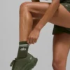 Unisex halvhøye Throwback-sokker – grønn oliven/hvit