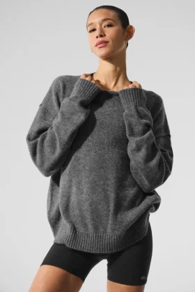 Unisex strikkegenser i ull og kashmir med rund hals fra New Class – platinagrå