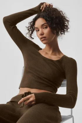 Unwind-strikkegenser med langermet modell – espresso