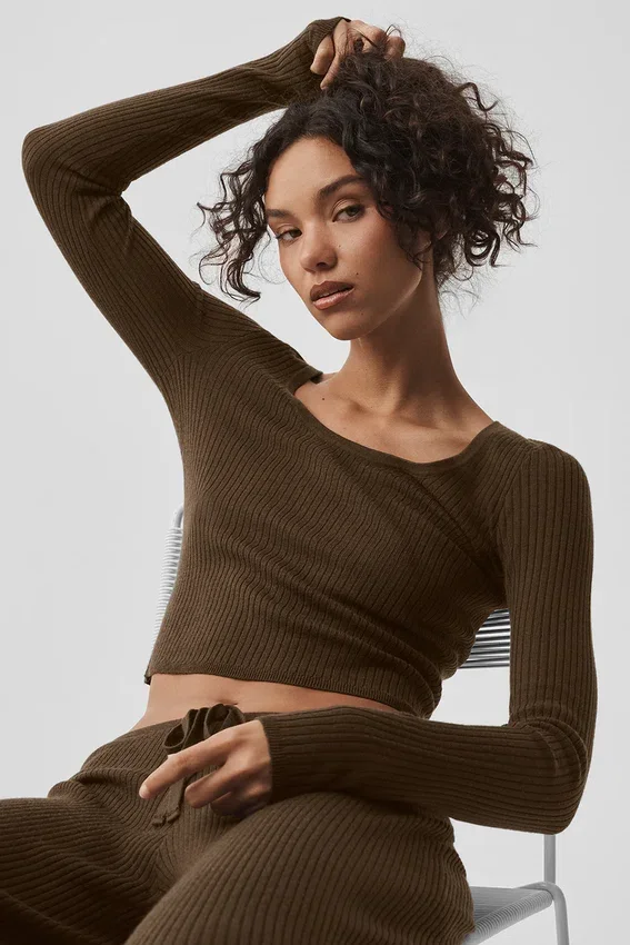 Unwind-strikkegenser med langermet modell – espresso
